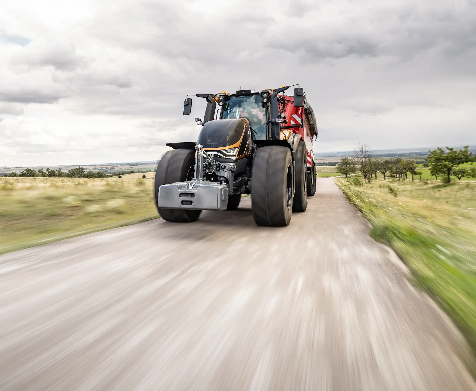 Valtra представив 6-те покоління свого флагманського трактора серії S